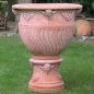 Preview: Elegante Terracotta Vase auf Sockel