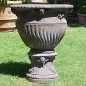 Preview: Elegante Terracotta Vase auf Sockel