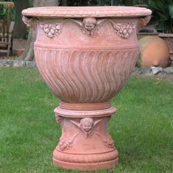 Elegante Terracotta Vase auf Sockel