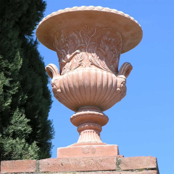 Preview: Repräsentativer Terracottapokal aus Impruneta – kunstvoll verziertes Pflanzgefäß mit mythologischen Reliefs