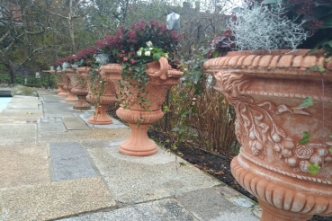 Preview: Reich verzierter, großer Impruneta Pokal - Vaso con manici e base