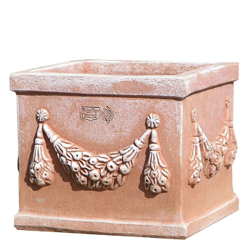 Blumenkasten mit klassischer Girlande