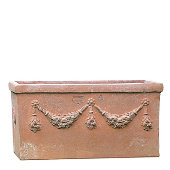 Blumenkasten mit klassischer Girlande