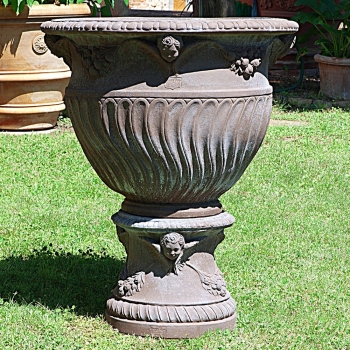 Elegante Terracotta Vase auf Sockel
