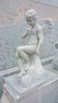 Preview: Sitzender Putte aus Carrara Marmor