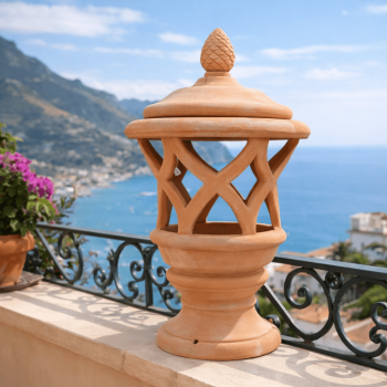 Preview: Gartenlaterne aus Impruneta-Terrakotta mit Pinienzapfen – kunstvolle Eleganz für stilvolle Außenbereiche