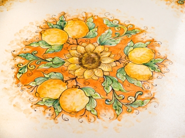 Bunter Gartentisch mit Zitronen und Sonnenblumen