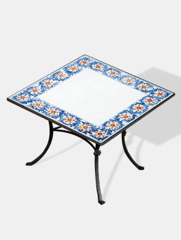 Quadratischer Gartentisch aus Lavastein mit farbenfrohem Blumendekor