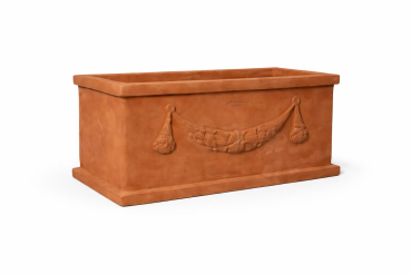 hoher Kasten mit Dekor