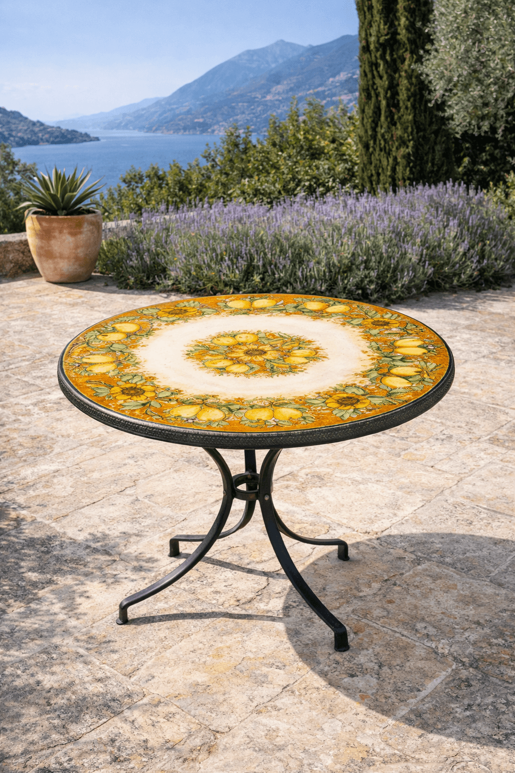 Großer Gartentisch aus Lavastein aus Sizilien mit Zitronen- und Sonnenblumenmotiv