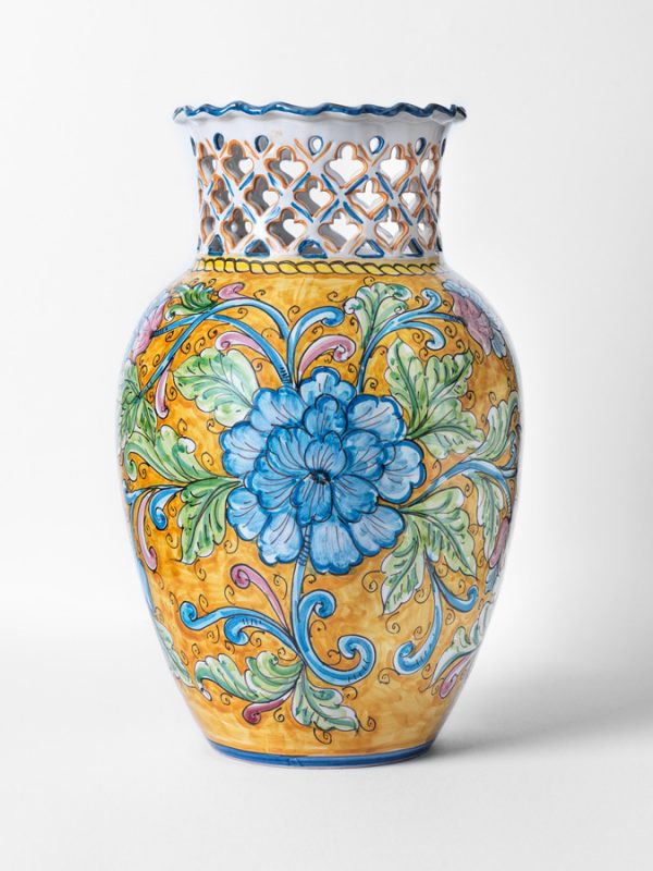 Bunte sizilianische Keramikvase mit floralen Ornamenten und Lochstruktur – Handgefertigtes Unikat