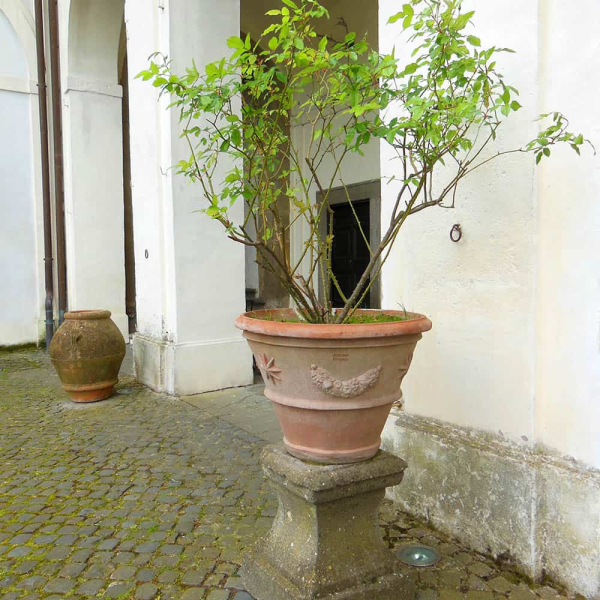 Großer klassischer runder Terracottatopf mit Blumenranke aus Impruneta - Vaso Aldobrandini