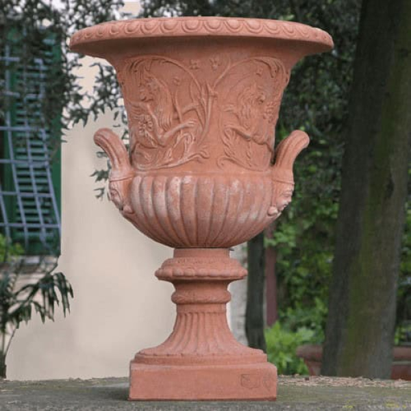 Repräsentativer Terracottapokal aus Impruneta – kunstvoll verziertes Pflanzgefäß mit mythologischen Reliefs