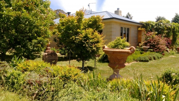 Reich verzierter, großer Impruneta Pokal - Vaso con manici e base