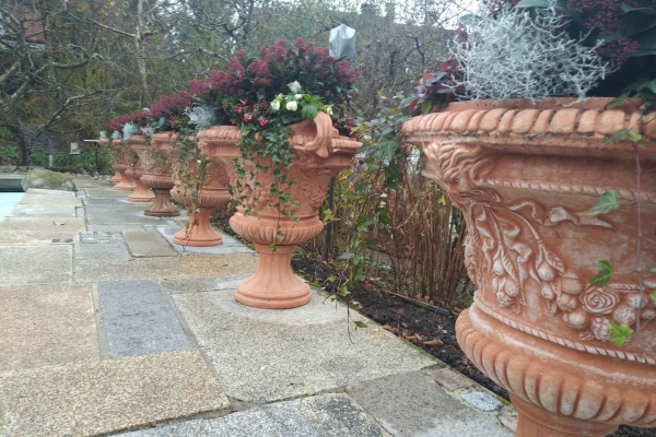 Reich verzierter, großer Impruneta Pokal - Vaso con manici e base