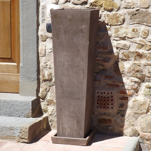 moderner hoher grauer Topf