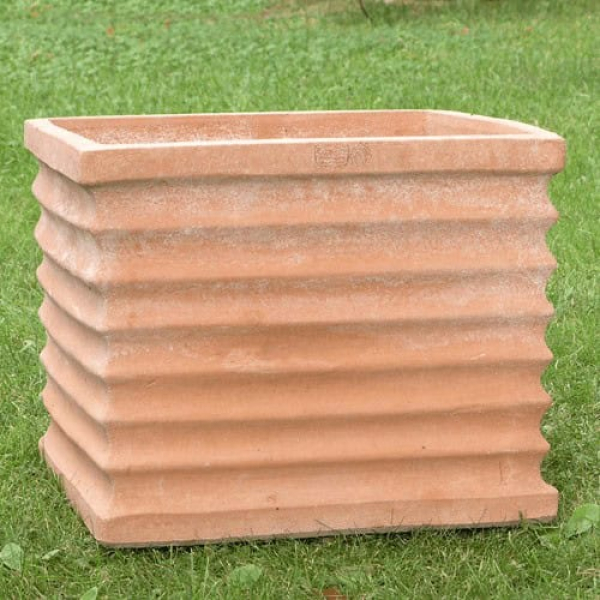 Blumenkasten aus Terrakotta mit Kanneluren