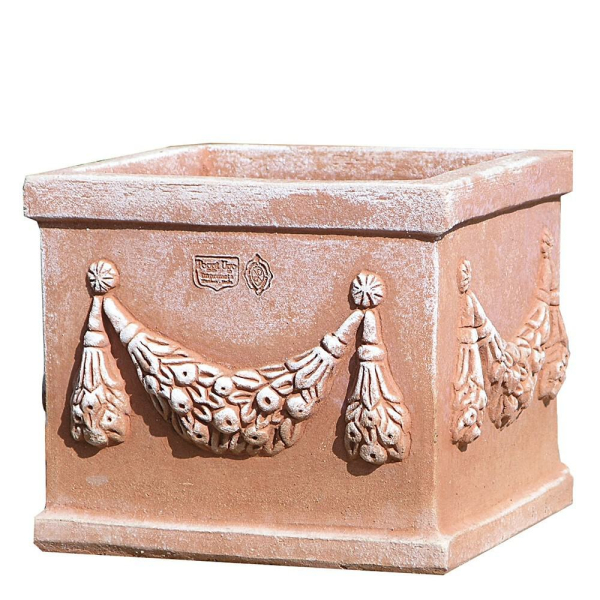 Blumenkasten mit klassischer Girlande