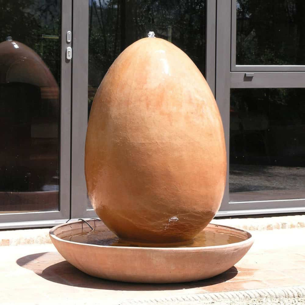 UOVO – modernes Terracottaobjekt aus Impruneta Designobjekt & Brunnen aus handgefertigter Impruneta-Terrakotta