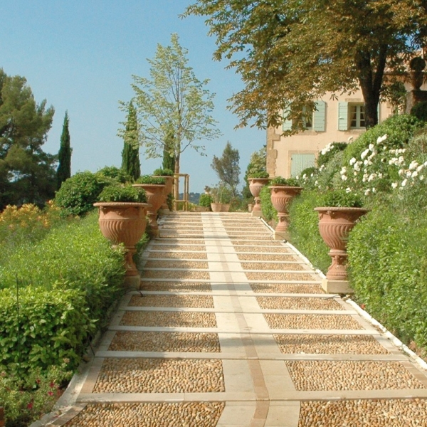Elegante Terracotta Vase auf Sockel
