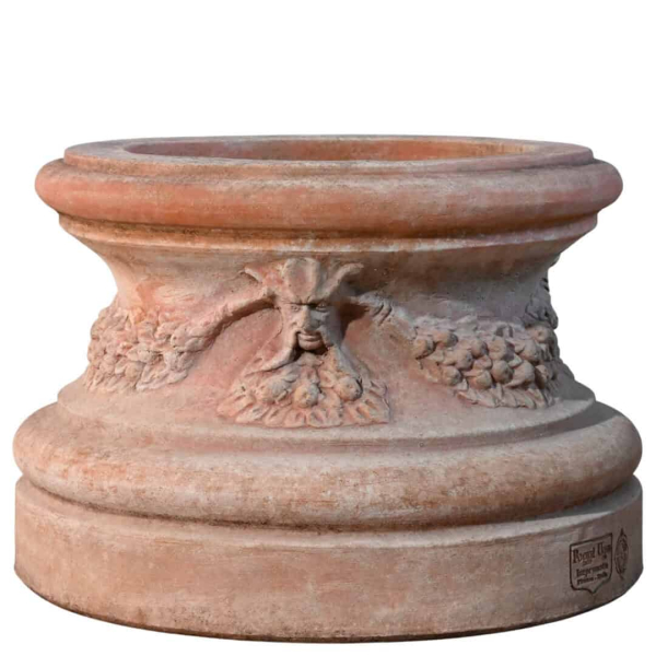 Basis aus Impruneta Terracotta mit Ranken und Masken – handgearbeitet und frostsicher