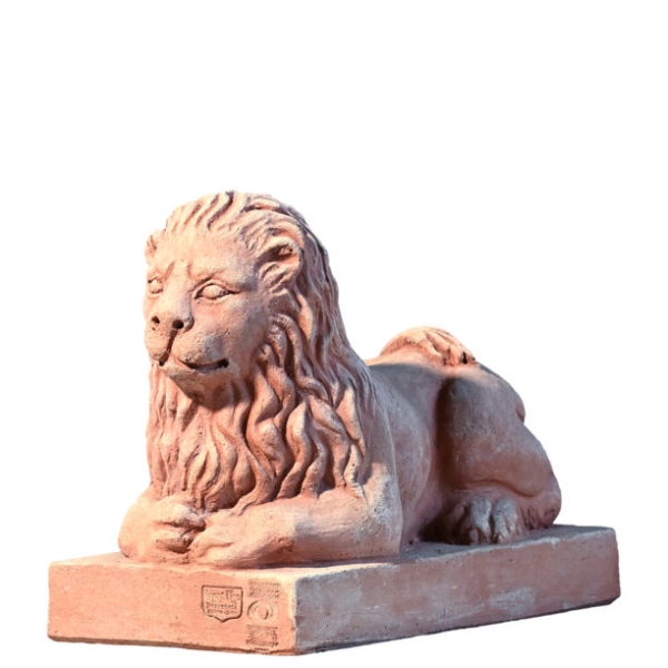 Liegender Löwe aus Terracotta