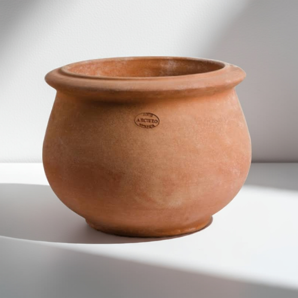 Terracottatopf geschwungen