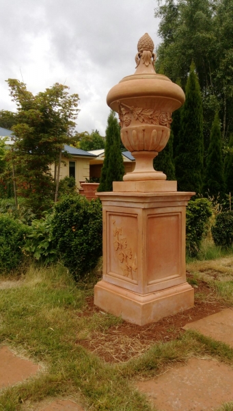 verzierter Terracotta Pokal