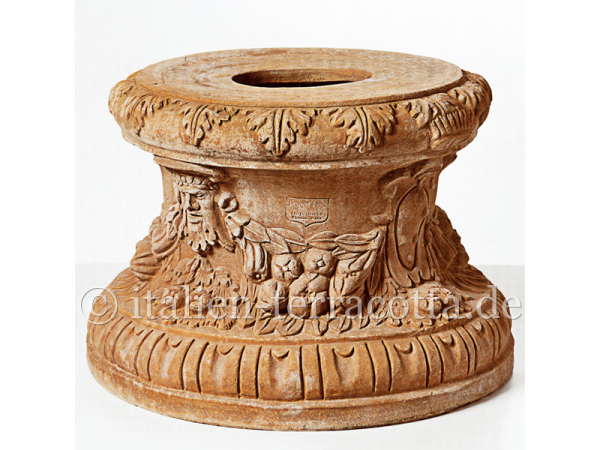 Reich verzierter Terracotta Sockel